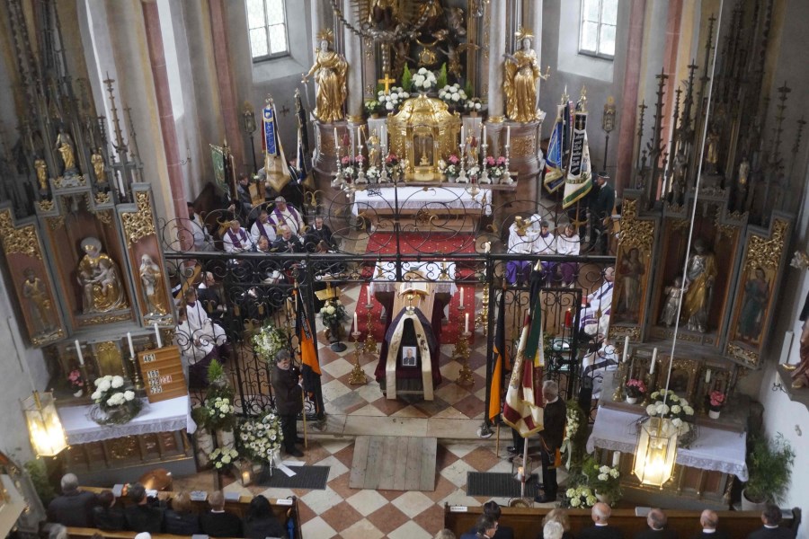 Feierliches Requiem für Pfarrer Kreß im festlich geschmückten Altarraum der Pfarrkirche