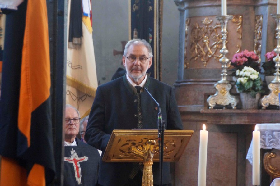 Bürgermeister Thomas Gasser sprach die Trauerworte im Namen der Marktgemeinde und Schulfamilie