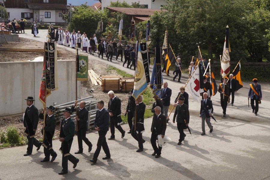 Zahlreiche Fahnenabordnungen reihten sich in den Trauerzug ein