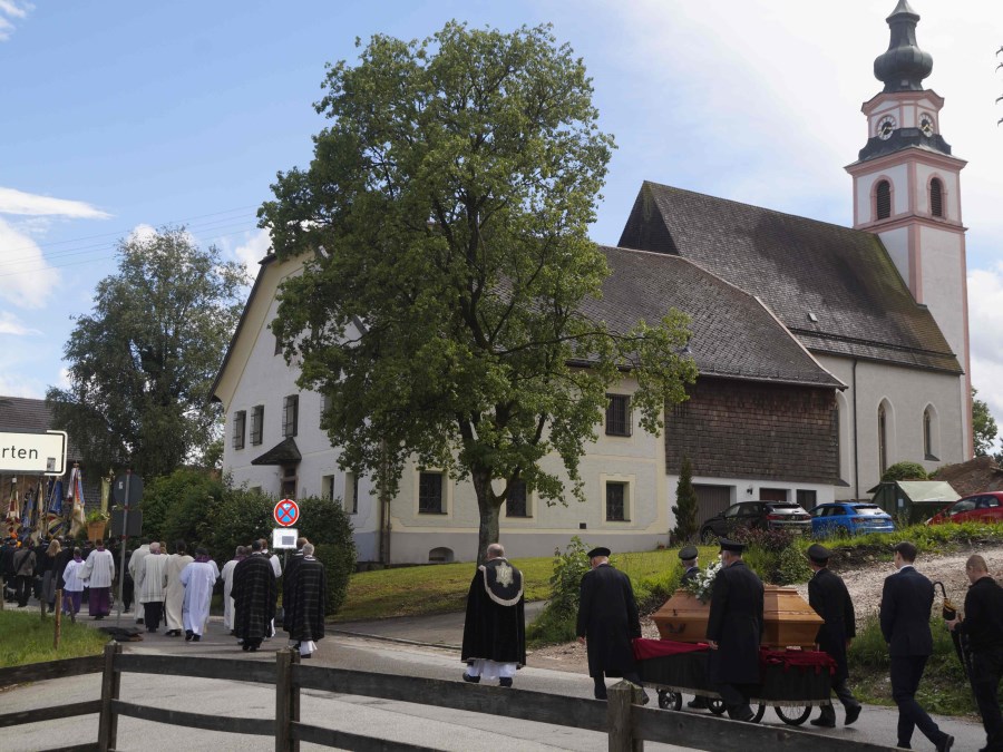 Der verstorbene Priester auf seinem letzten Weg rund um seine langjährige Wirkungsstätte