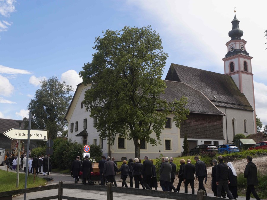 Der verstorbene Priester auf seinem letzten Weg rund um seine langjährige Wirkungsstätte