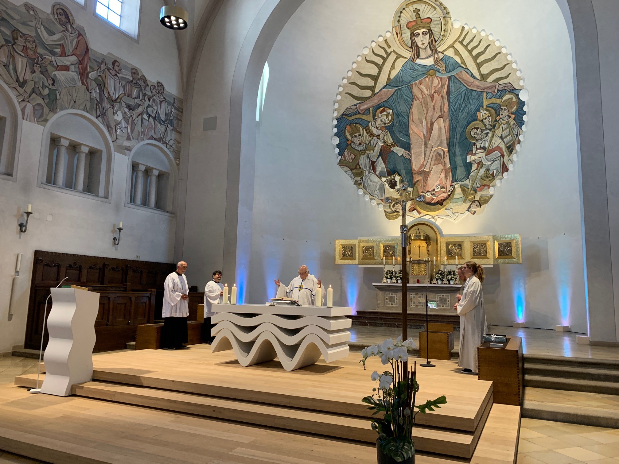 Prälat Lothar Waldmüller feiert die Eucharistie in der Pfarrkirche Maria Schutz