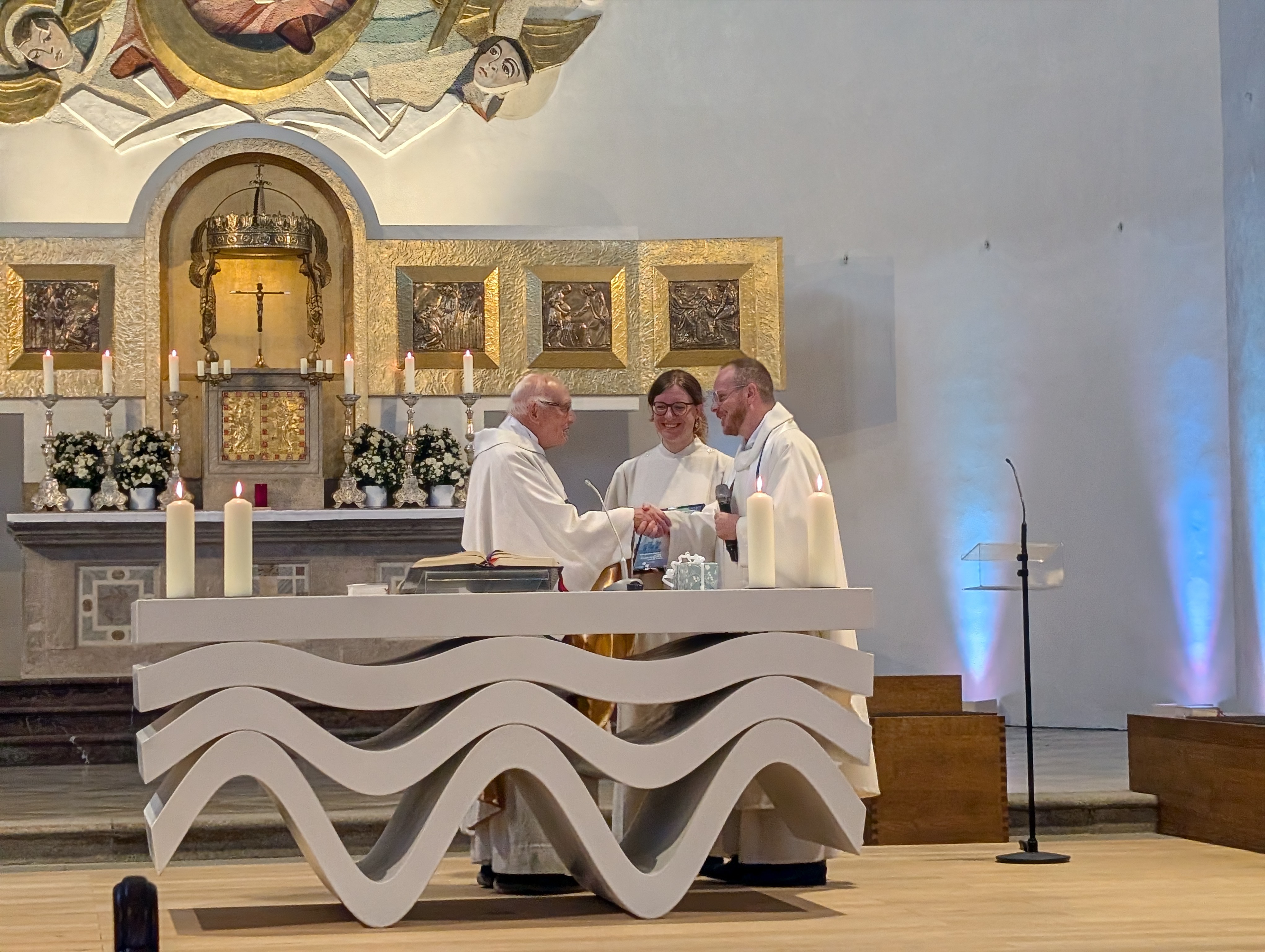 Pfarrer Alois Emslander und Pastoralreferentin Agnes Huber danken Prälat Lothar Waldmüller