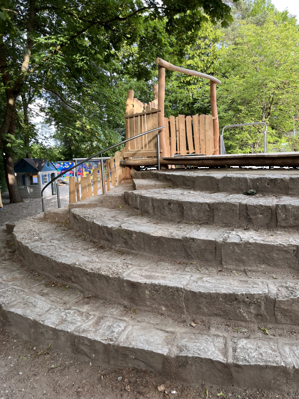 Der neue alte Spielhügel im Kindergarten St. Hildegard