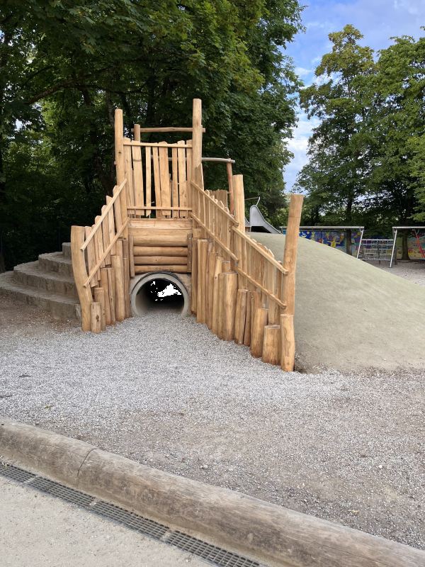 Der neue alte Spielhügel im Kindergarten St. Hildegard
