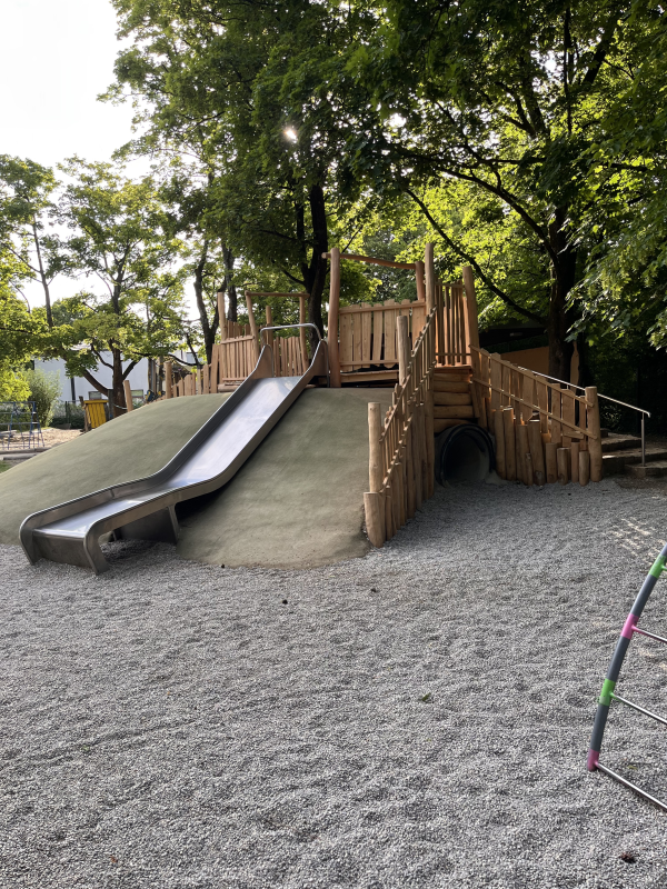 Der neue alte Spielhügel im Kindergarten St. Hildegard