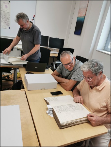 Tiroler Forscher im Archivdepot Neufahrn