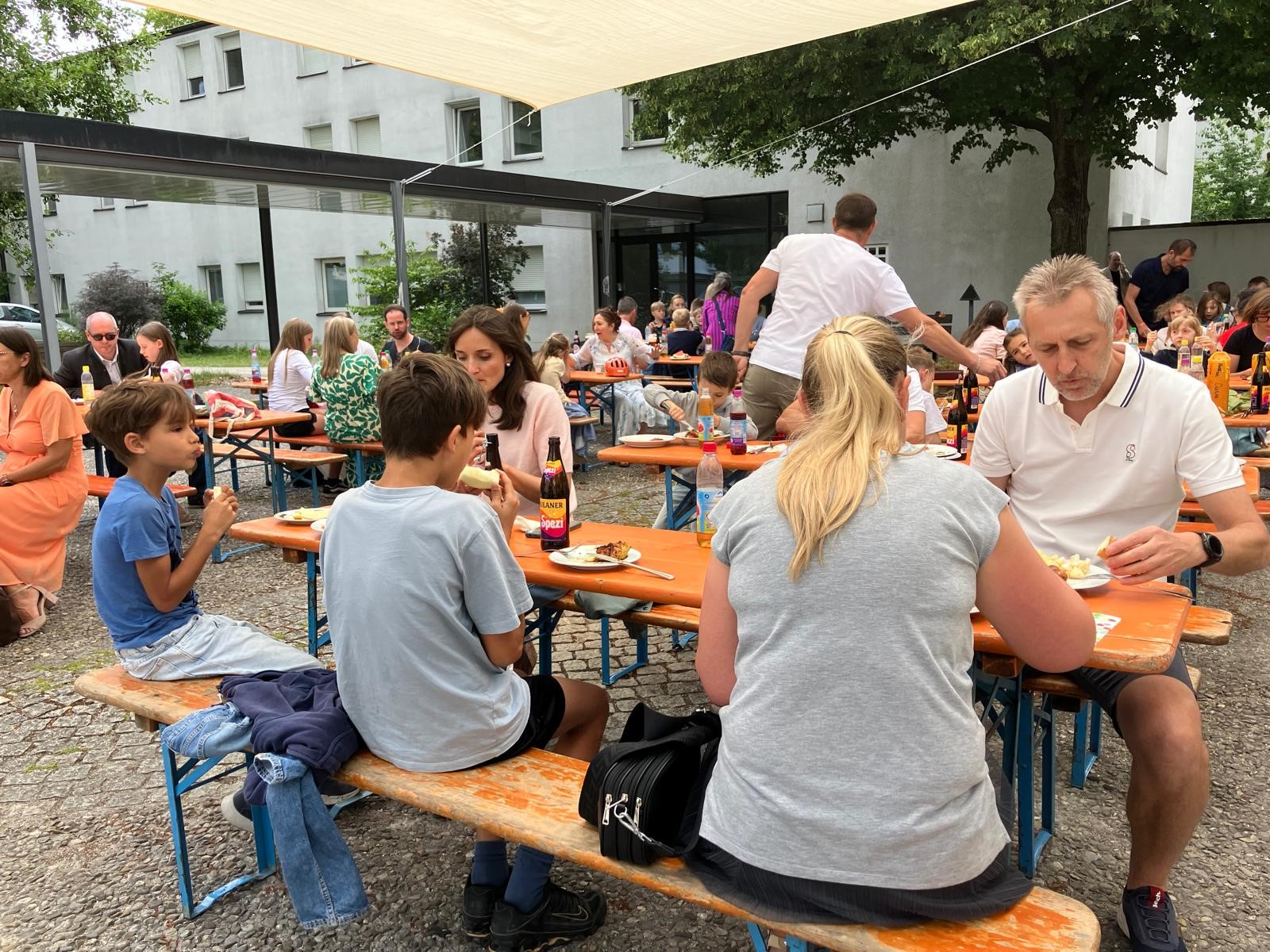 Anschließend wurde auf dem Kirchplatz gefeiert