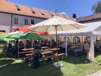 2026-07-12-Antoniuskueche-Gottesdienst-Pfarrwiese-Sonnenschirme-350