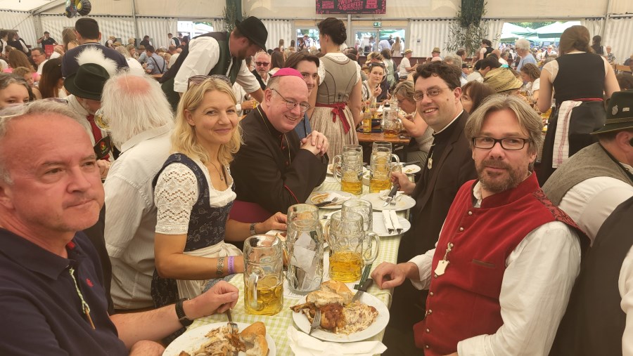 Abschlussessen im Zelt