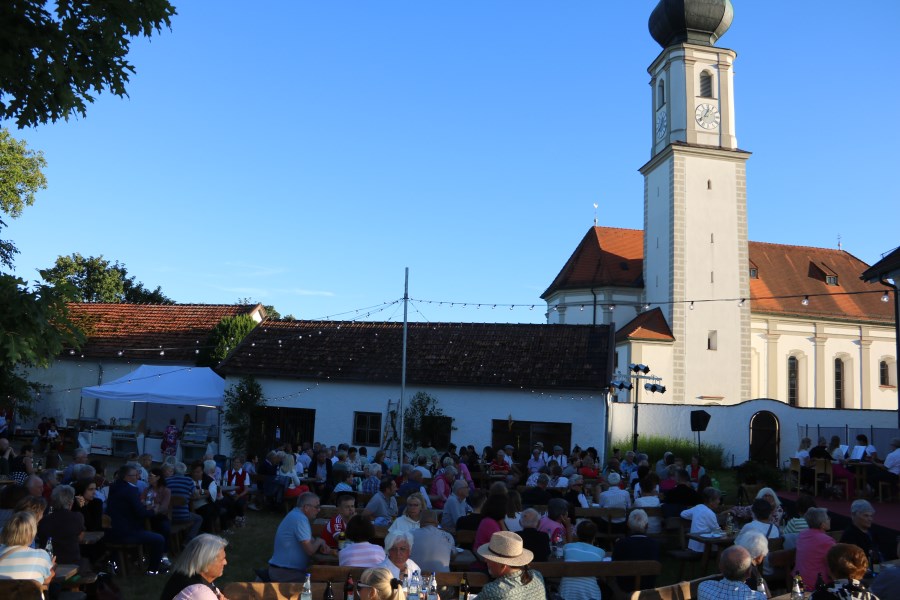 Pfarrgarten mit Kirche