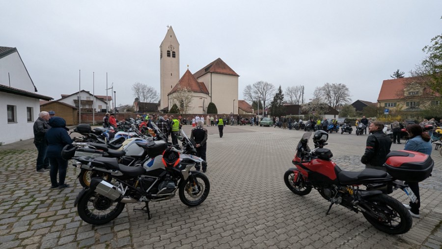 Segnung der Motorräder auf dem Marktplatz