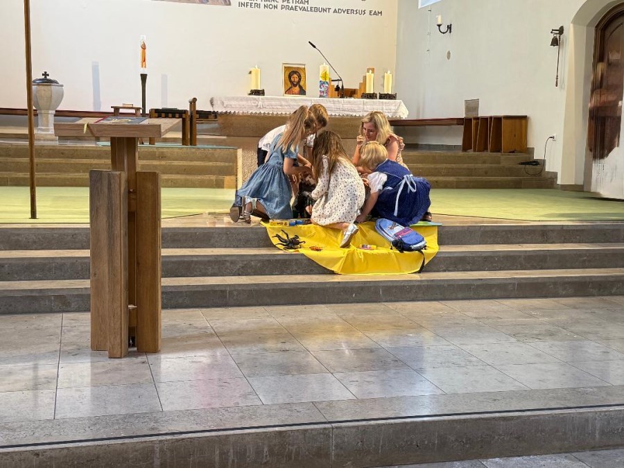 Kinder sind vor dem Altar