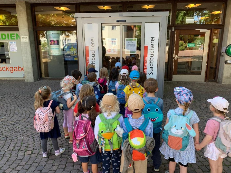 Kinder stehen vor Bücherei