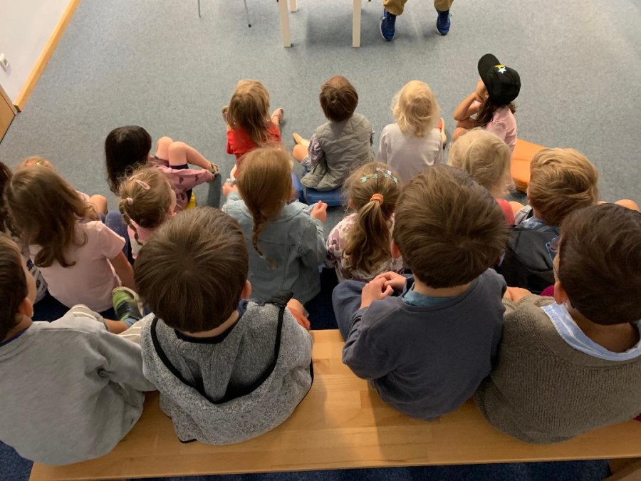 Kinder bekommen was vorgelesen