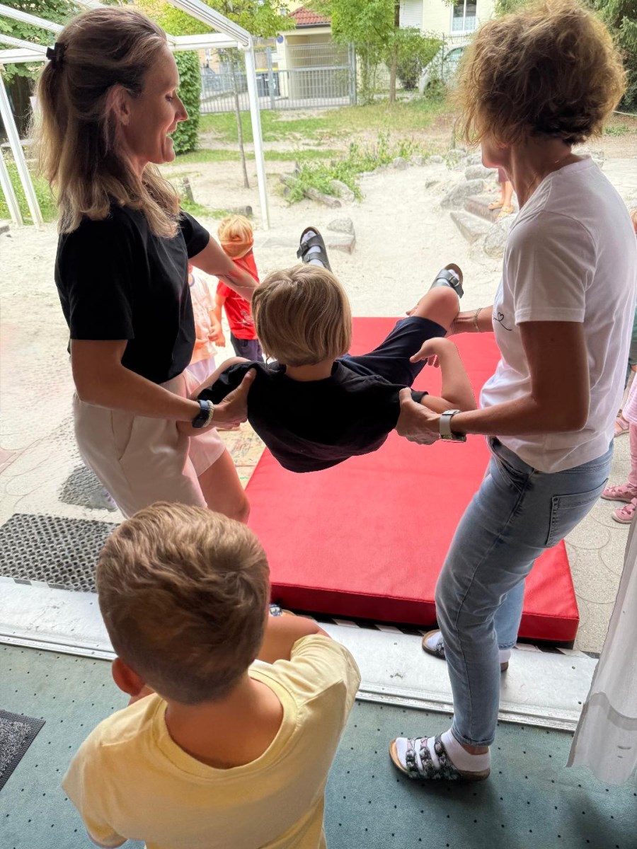 Erzieherinnen und Kind