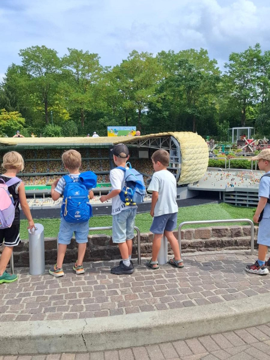 Kinder vor Alianz Arena