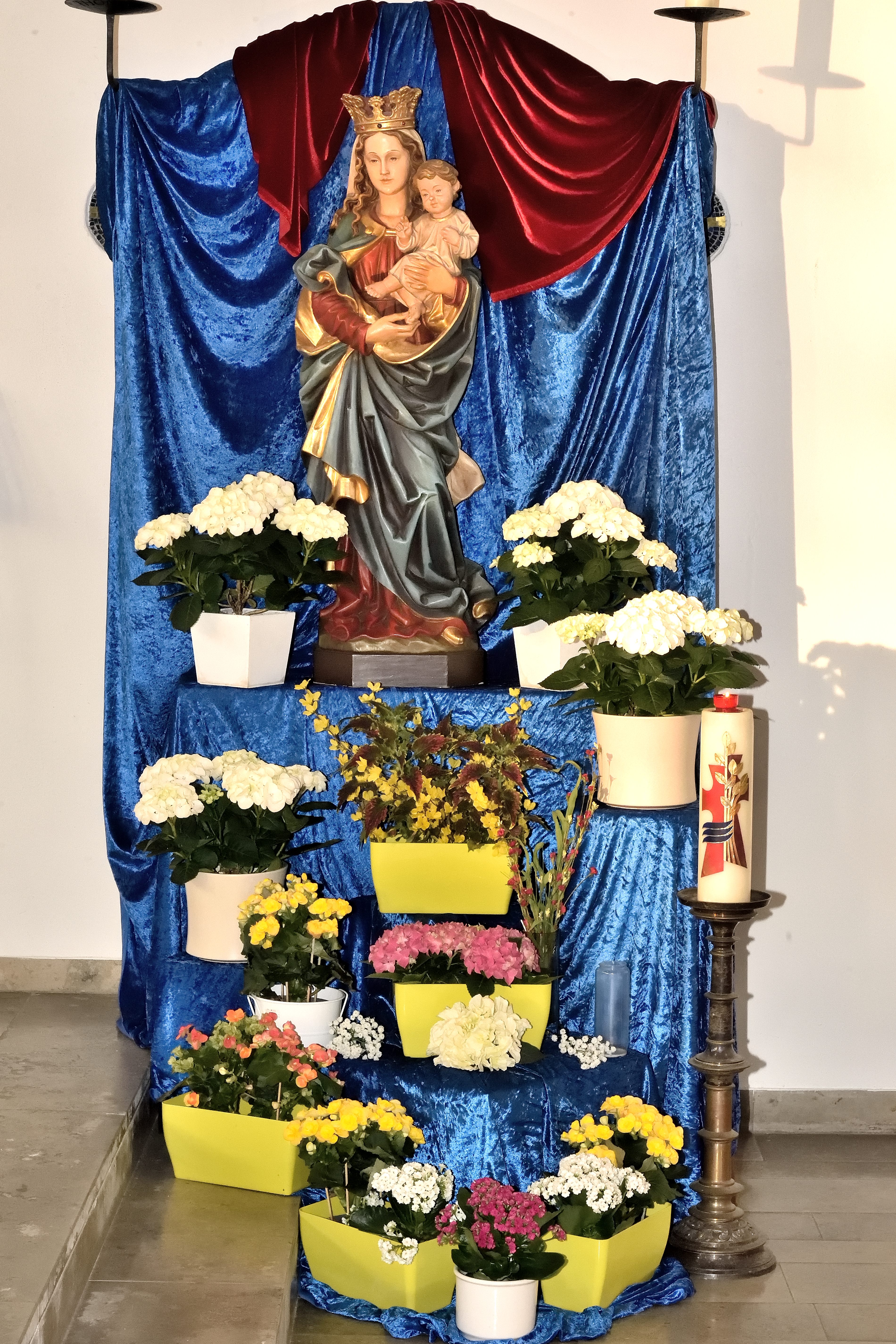 Unsere festlich geschmückte Marienstatue