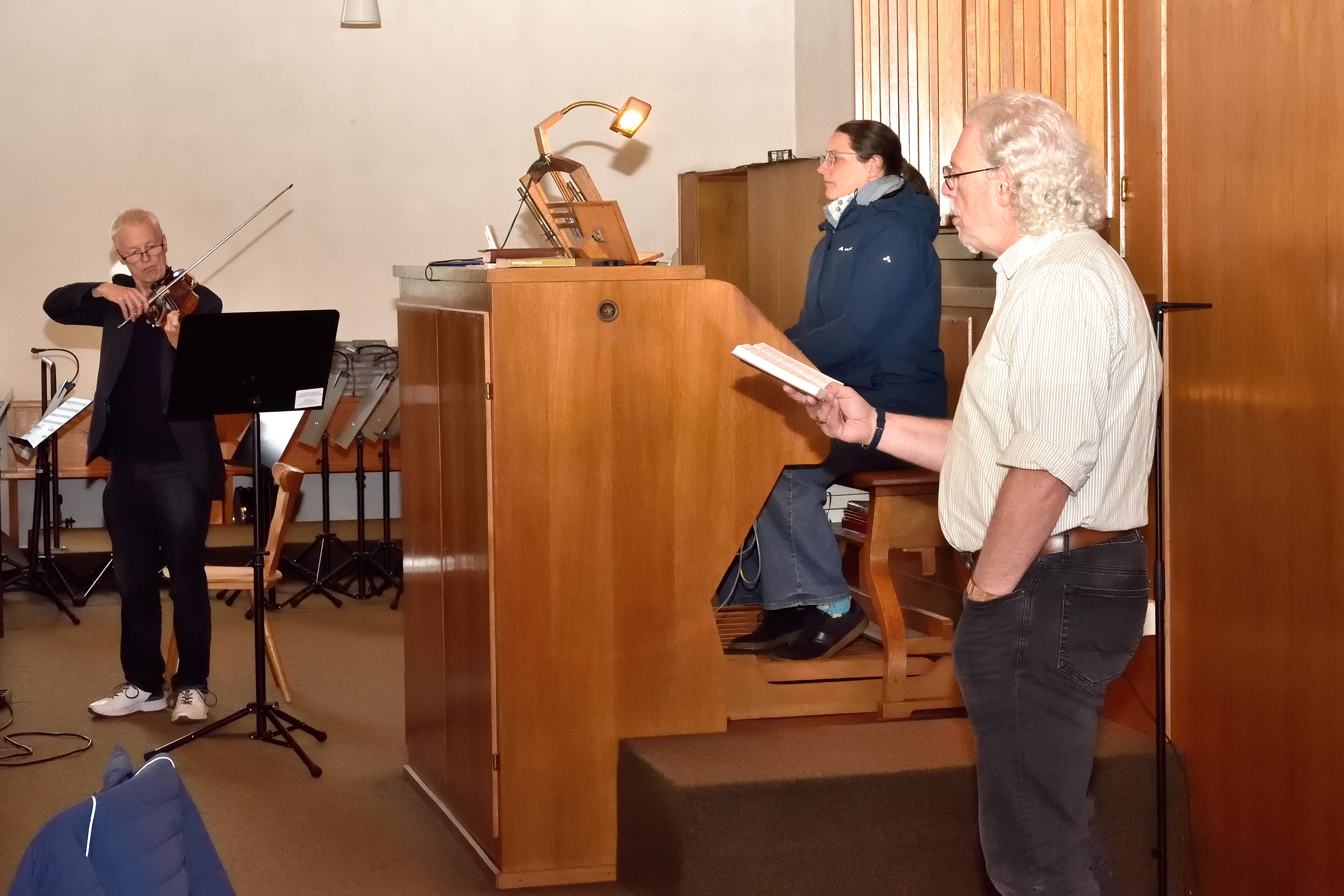 Pfarrer Schlichting, Herbert Gruber und Eva Veeh an der Orgel gestalten die alles einleitende Maiandacht