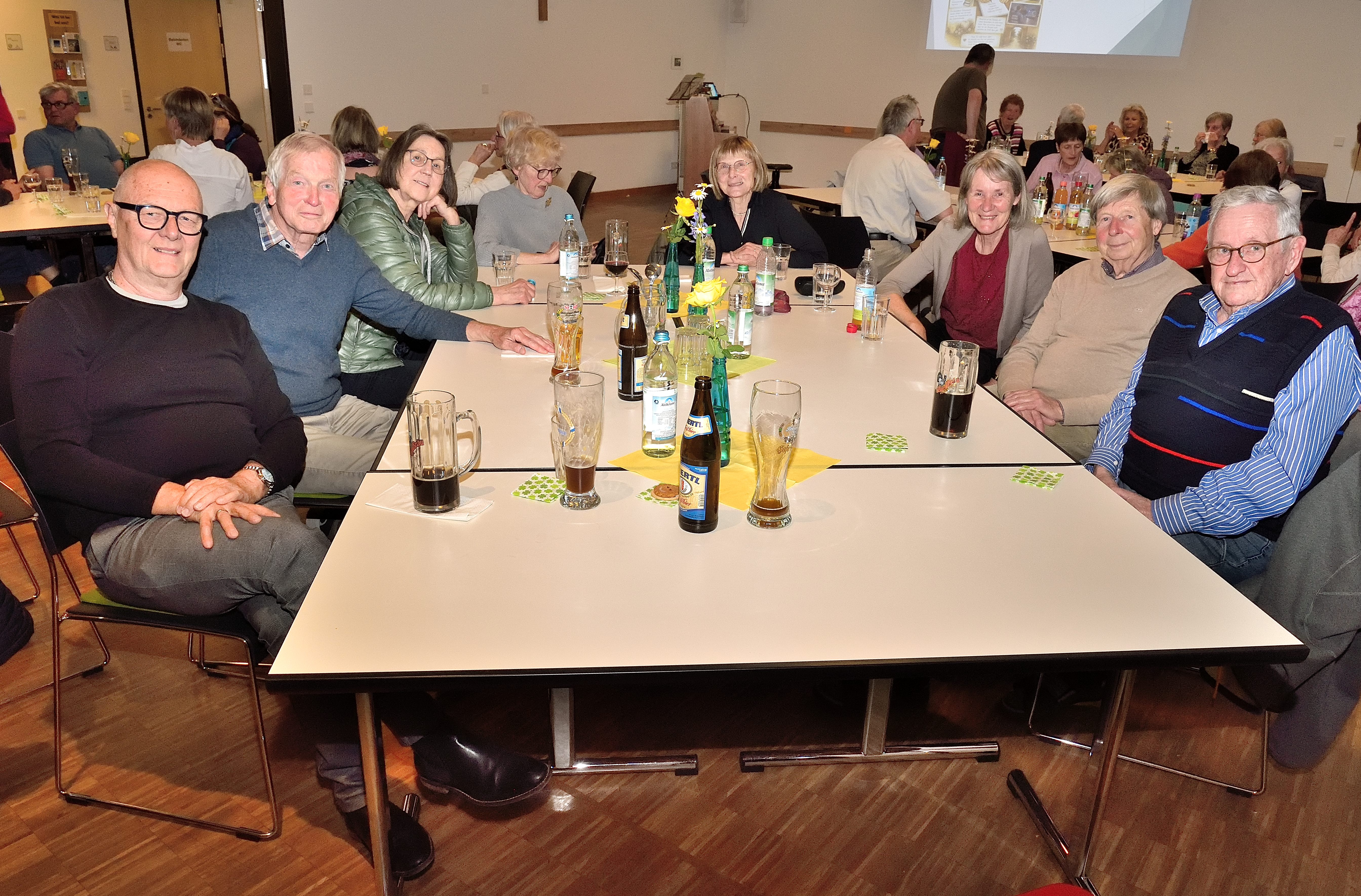 Heiter-gesellige Stiimmung an den Tischen