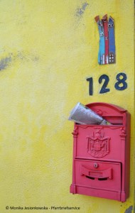 Antiker Briefkasten mit Zeitung