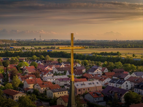 Kreuz Abendstimmung Drohne Severin