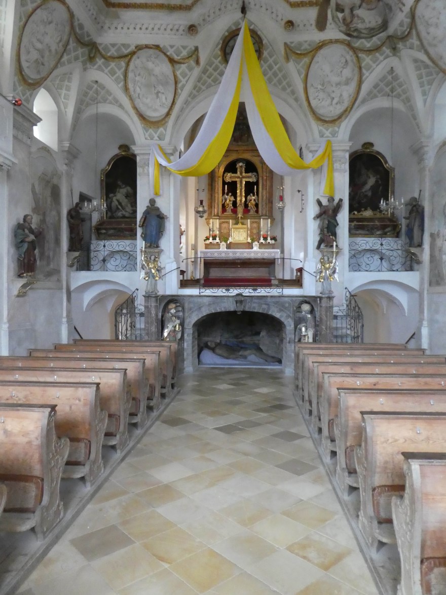 Hl.-Kreuz-Kirche innen