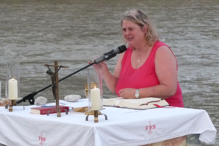 Vorsitzende des Dekanatsrats Christine Schmid bedankt sich bei den Organisatoren