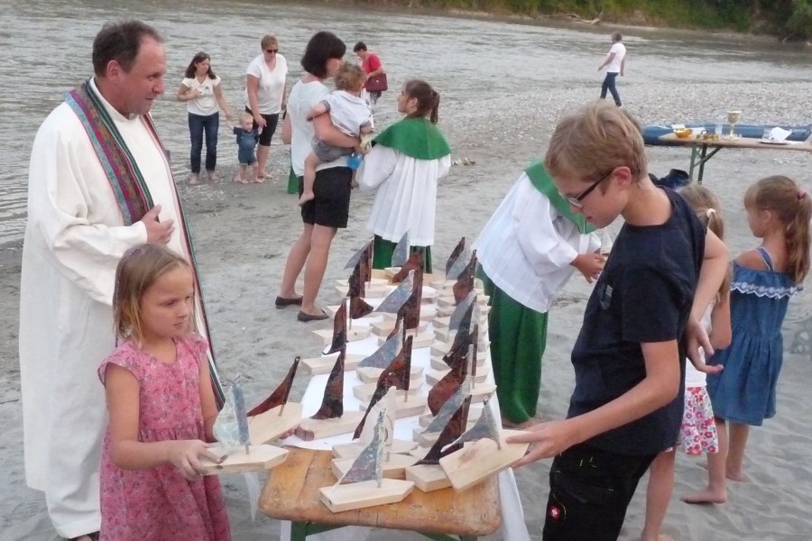 die Kinder suchten sich ein Schifferl aus