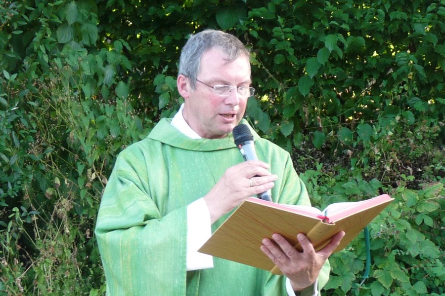 Diakon Alfred Stadler liest das Evangelium