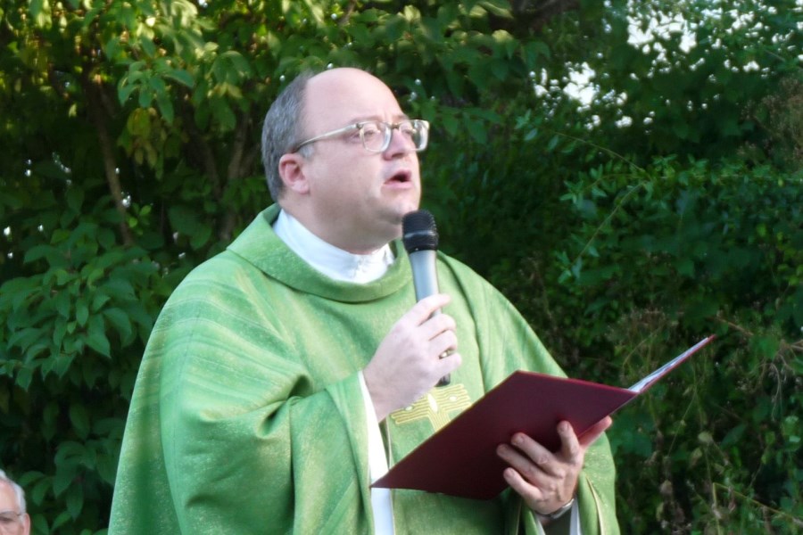 Dekan Klaus Vogl bei der Predigt