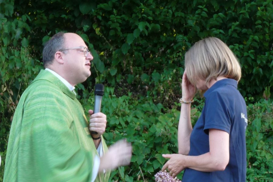 Dekan Klaus Vogl segnet Monika Meingaßner