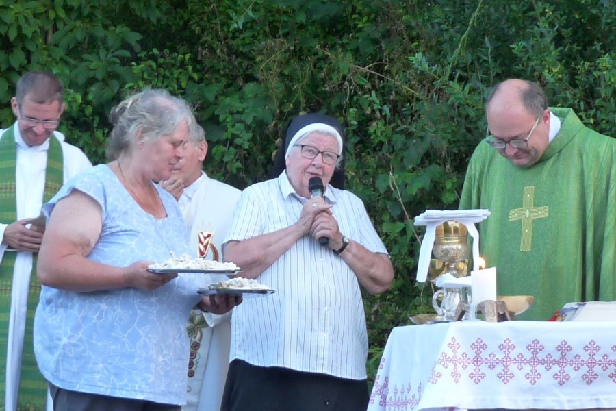 Schwester xx bittet, die Bänke raufzutragen