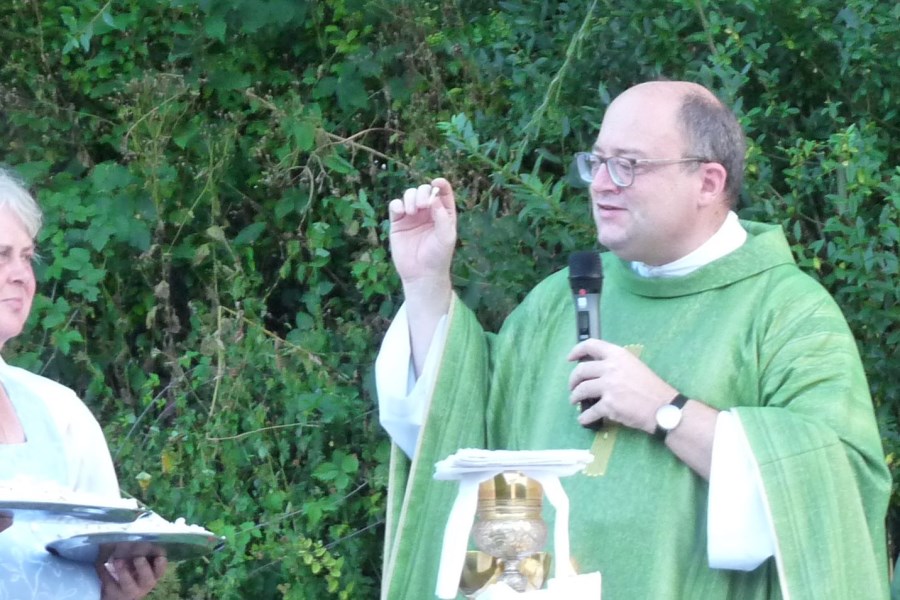 Dekan Klaus Vogl segnet die Kreuze