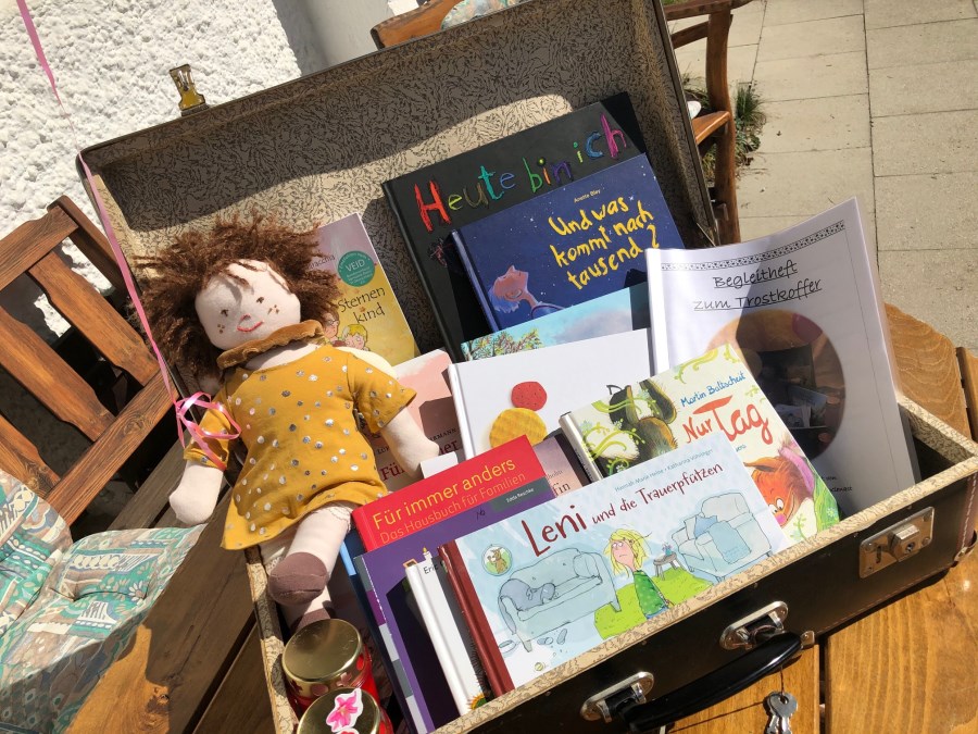 Trostkoffer mit Büchern und Charli