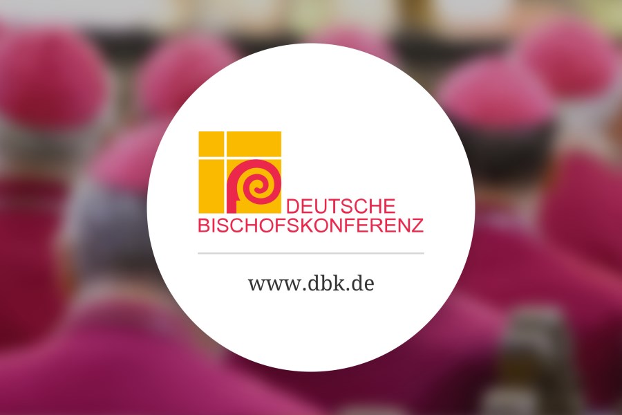 Logo der Deutschen Bischofskonferenz mit pinken Bischofsmützen im Hintergrund