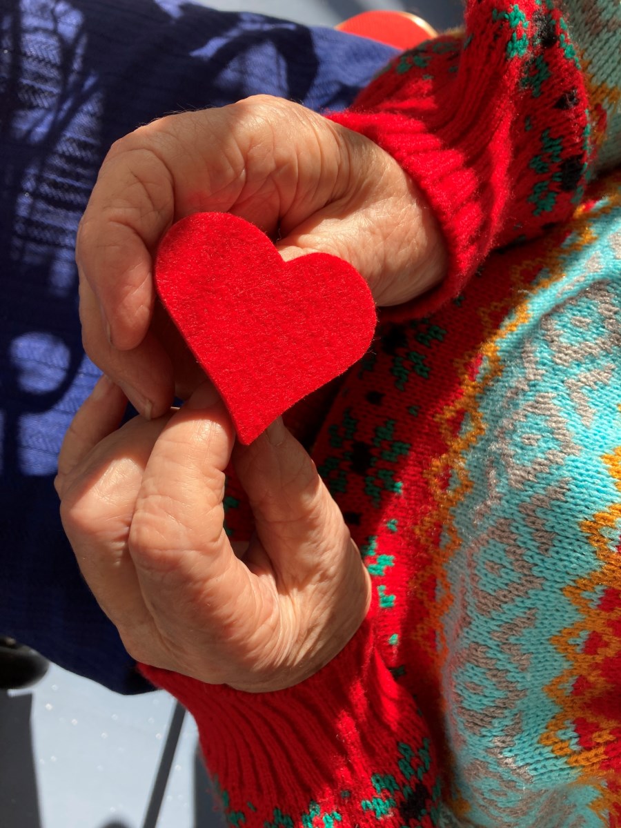 Frau Jordan hält ein Herz in der Hand