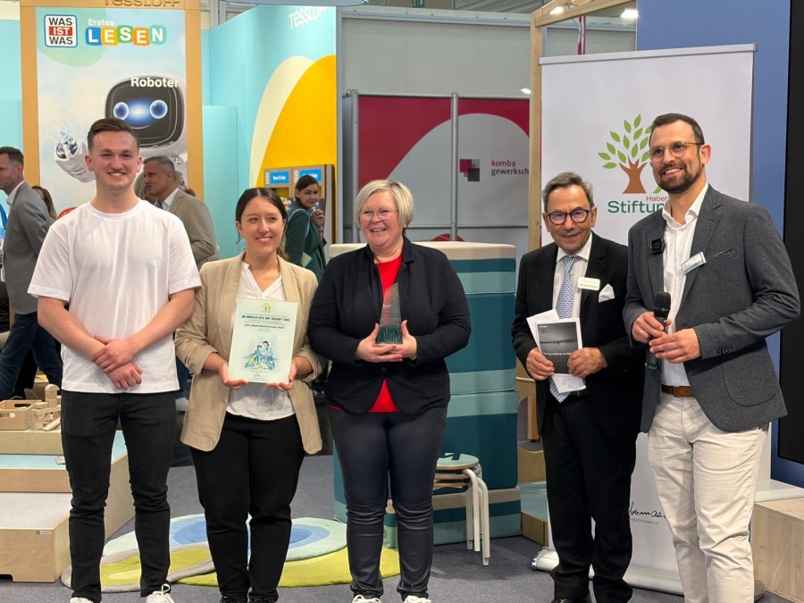 Foto Award-Übergabe Digitale Kita