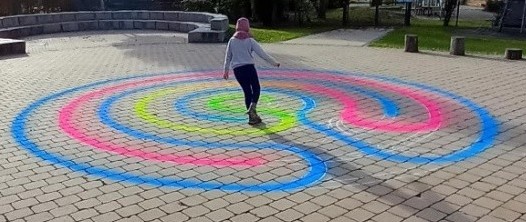 Ein Kind läuft durch ein Labyrinth
