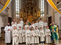 Gruppenbild beim Goldenen Priesterjubiläum Pfarrer Albert Hell