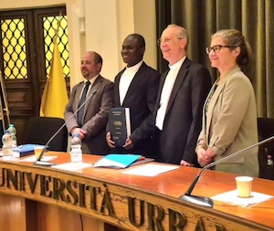 P. Koffi bei der Überreichung
der Promotion in Rom, bei
der er die höchste Auszeichnung erhalten hat :„Summa cum laude“.
Herzliche Gratulation!