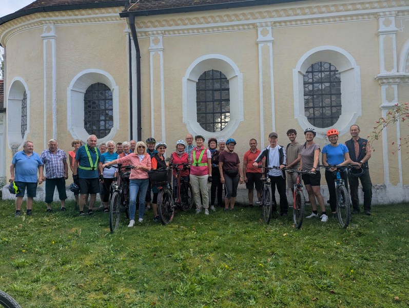 Gruppenbild vor der Kirche in Haidberg