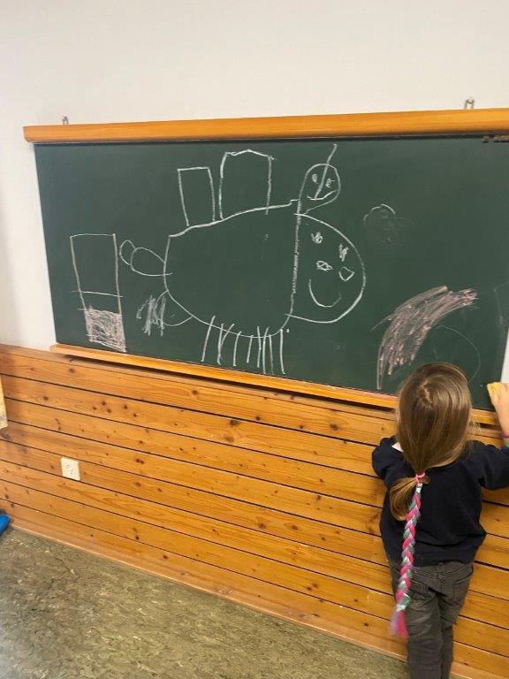 Lustiges Phantasietier mit Kreide auf einer Schultafel gezeichnet