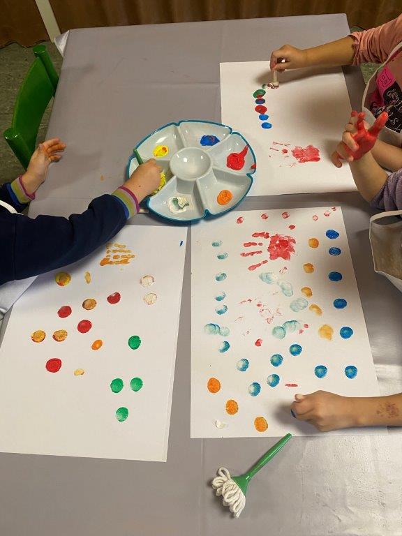 Kinder bei Hand- und Stempelzeichnungen