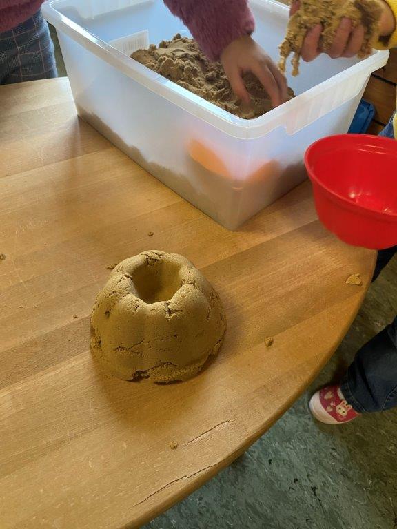 Sandkuchen auf einem Tisch