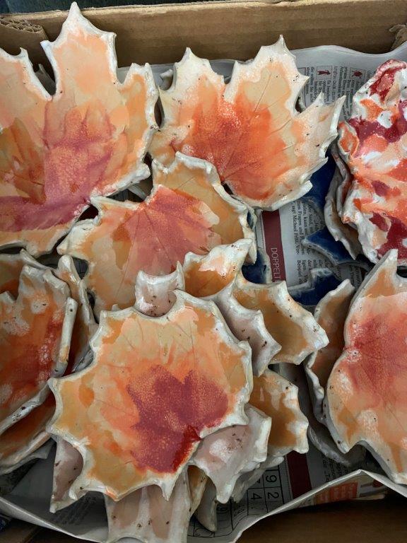 Aus Ton gebastelte Ahornblätter