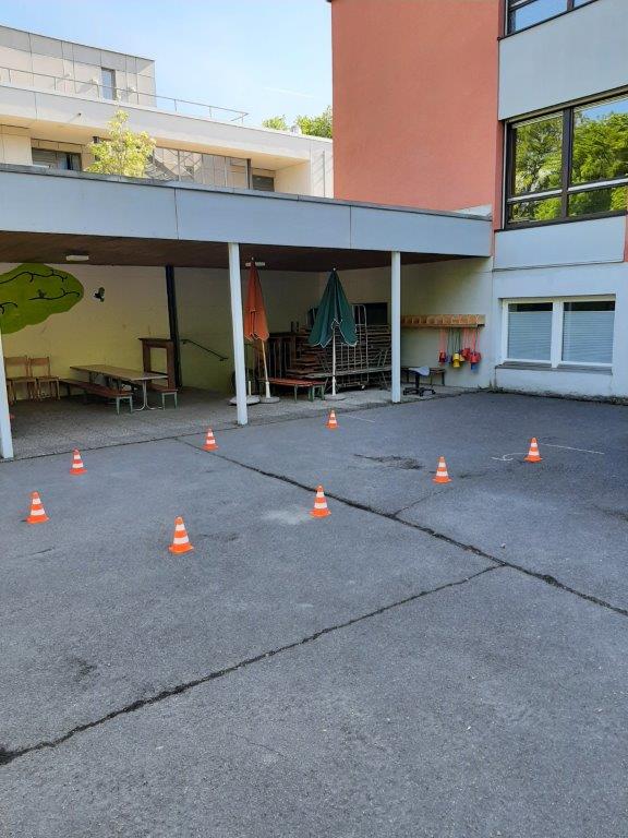 Mit rot-weißen Kegeln abgesteckter Rollerparcours