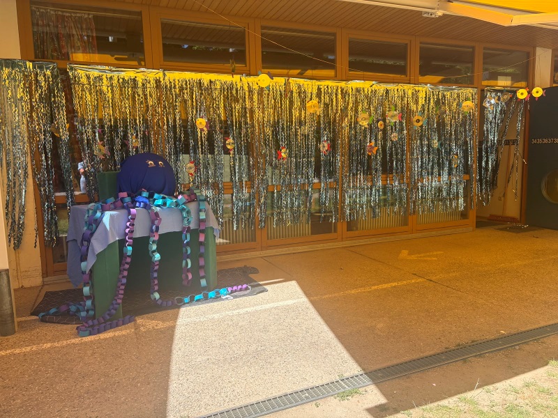Gebastelter blauer Oktopus vor einem Glitzervorhang