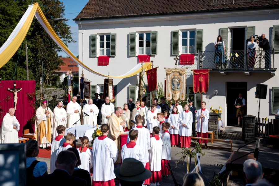 Ma_Glockenweihe_Geistliche
