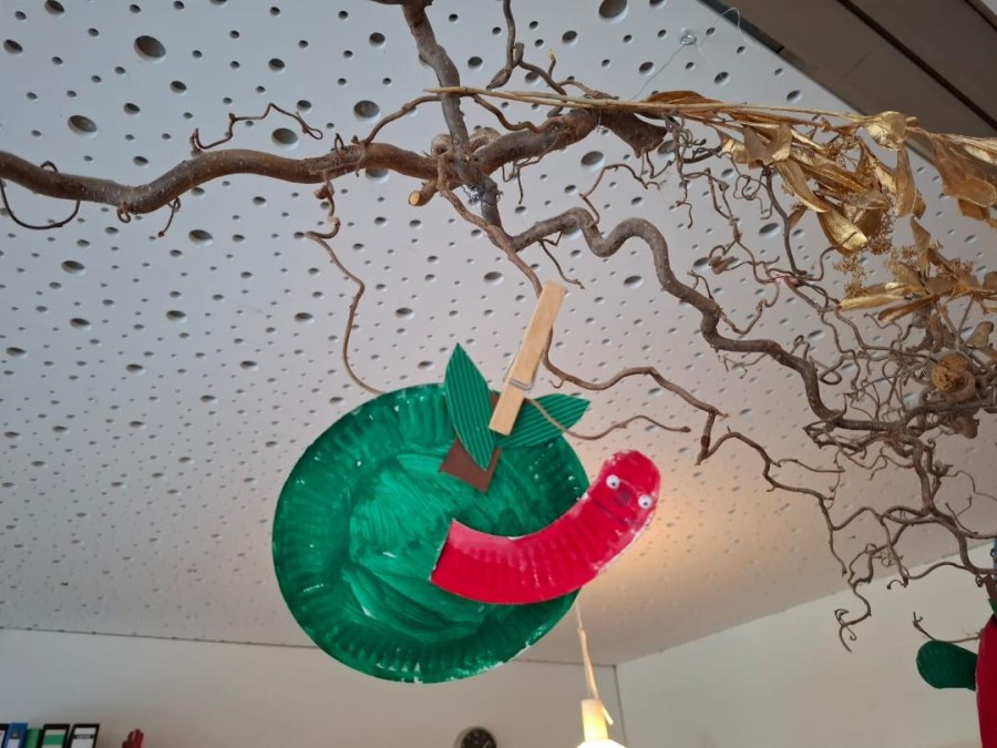 Apfel mit Wurm